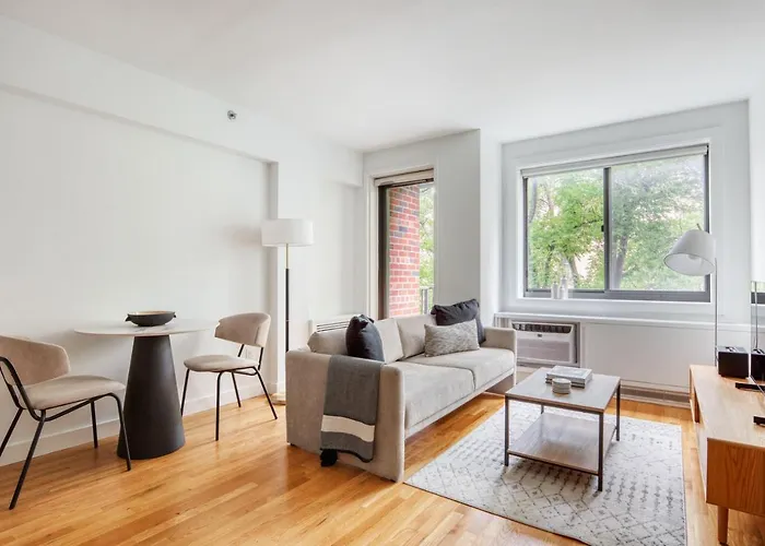Chelsea Studio W Elevator Wd Nr Flatiron Nyc-1225